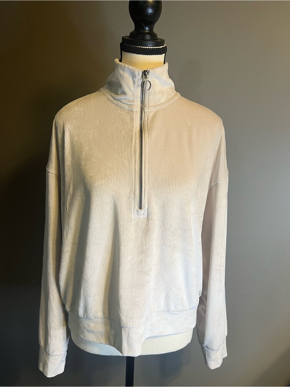 VUORI Haven Half Zip Pullover in 'Suede'. (Bone). Size M. NWOT